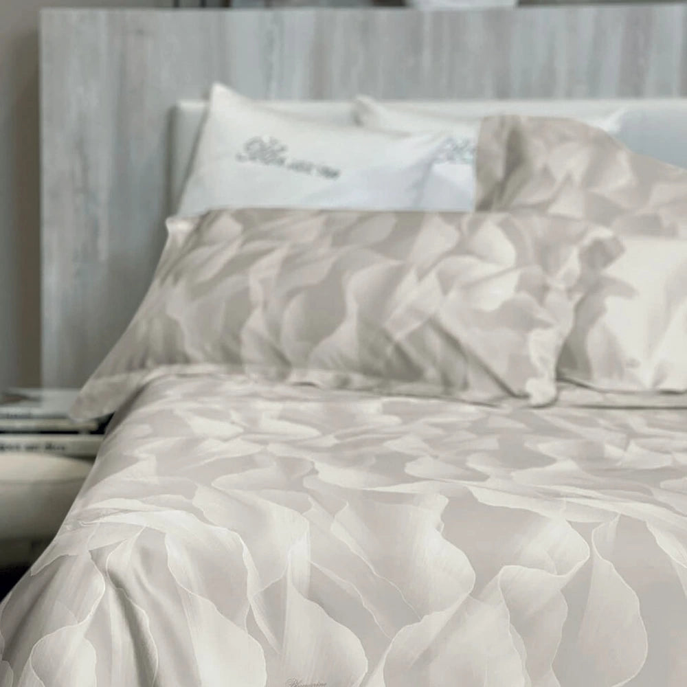 Completo lenzuola copriletto Blumarine VERY VAMP in raso di puro cotone 300 TC - letto ambientato
