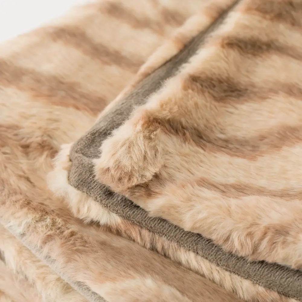 Plaid in ecopelliccia CODY Tortora - dettaglio retro in velluto