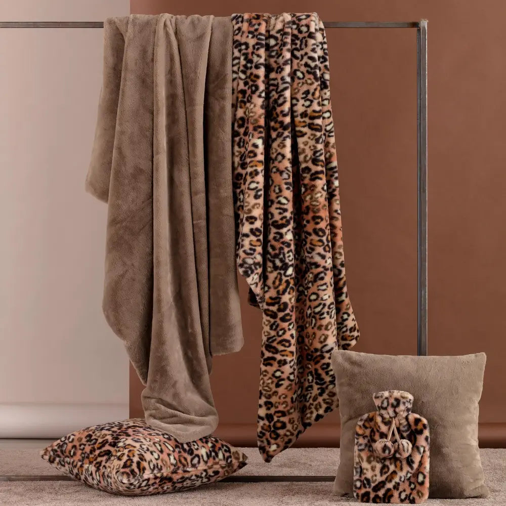 Plaid in ecopelliccia COLIN Tortora con fantasia animalier - ambientazione